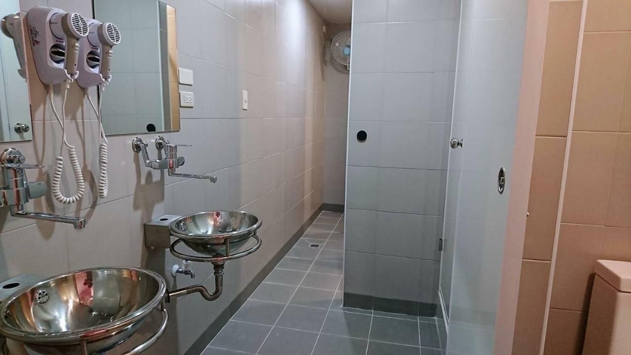 Temple Side Hostel Tainan Dış mekan fotoğraf