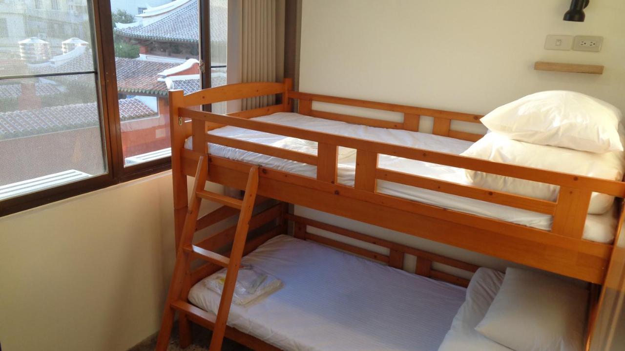 Temple Side Hostel Tainan Dış mekan fotoğraf